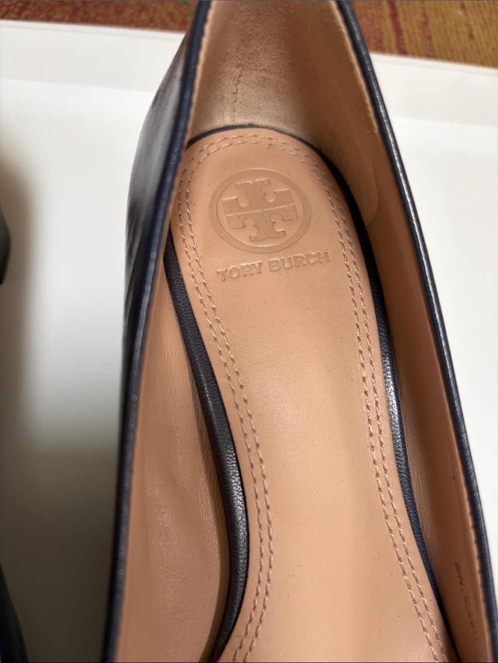 Tory Burch Navy Leather Flats with Gold Hardware Bow - Picture 3 of 7